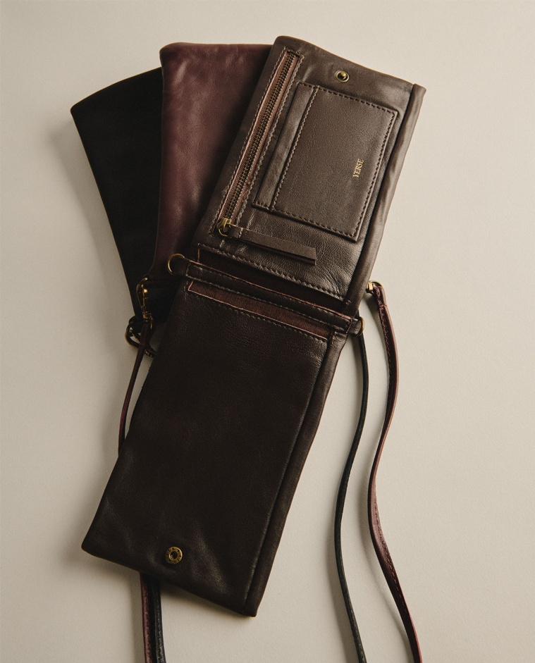 Chocolate 100% leather mobile pouch woman Yerse - Front view