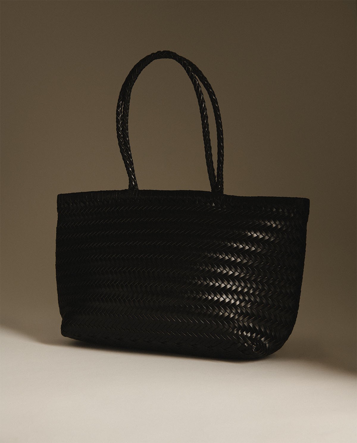 Woven leather bag in black woman Yerse - Front view