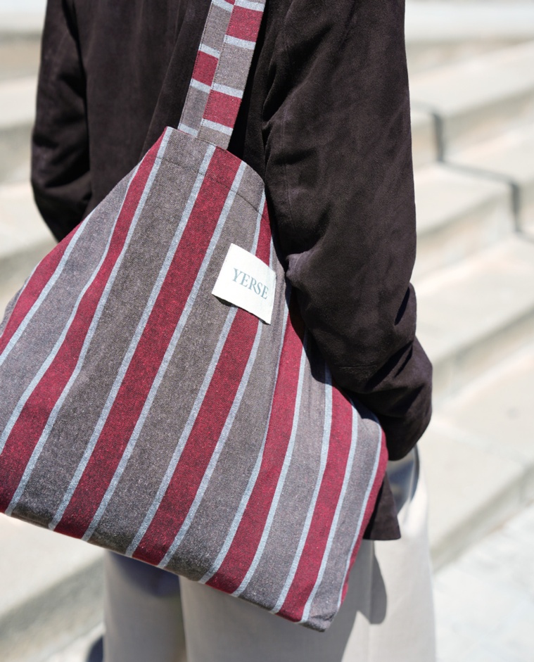 Tote bag de rayas en tonos marrón y rojo