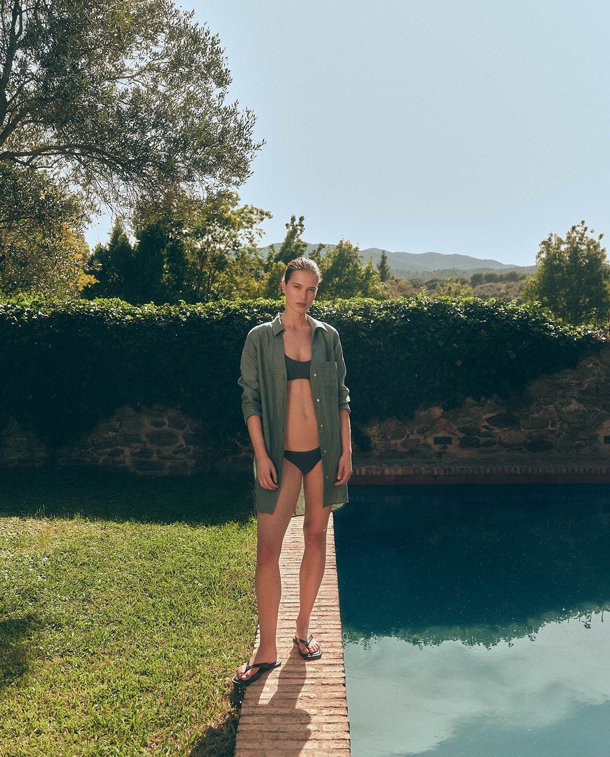 Vestido camisero de lino verde con manga larga y botones frontales