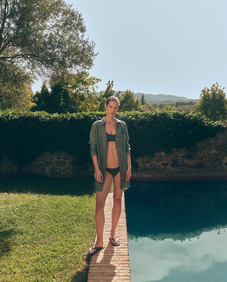 Vestido camisero de lino verde con manga larga y botones frontales