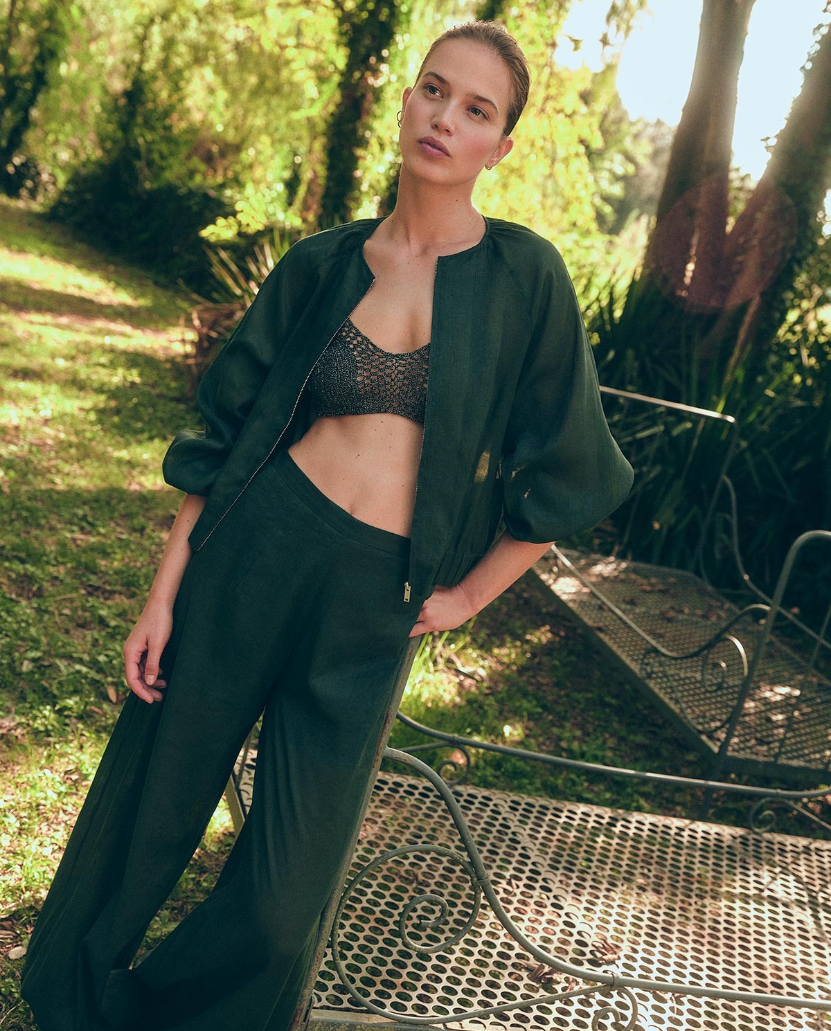 Pantalón bombacho fluido en color verde con bajo fruncido