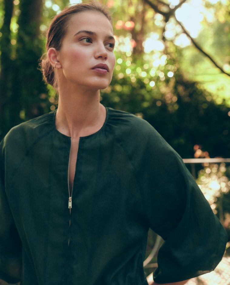Chaqueta bomber ligera en color verde con cremallera y manga abullonada