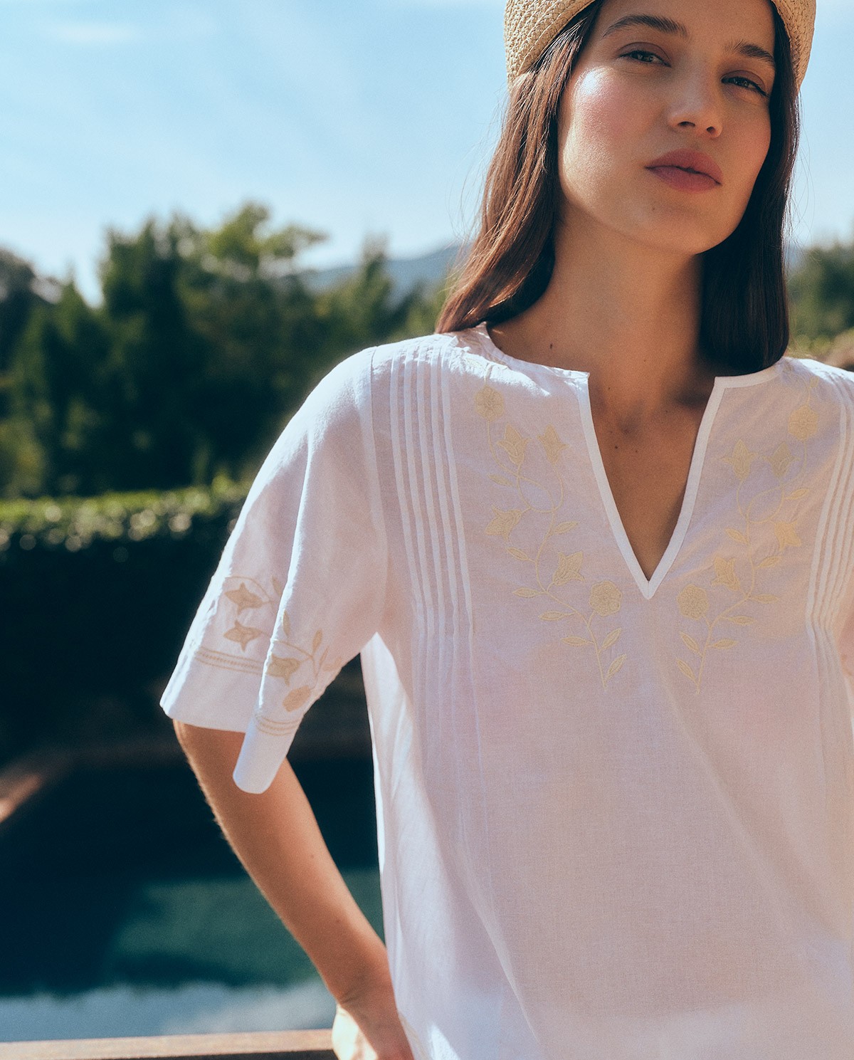 Camisa blanca de manga corta con bordado floral en tono crudo 1