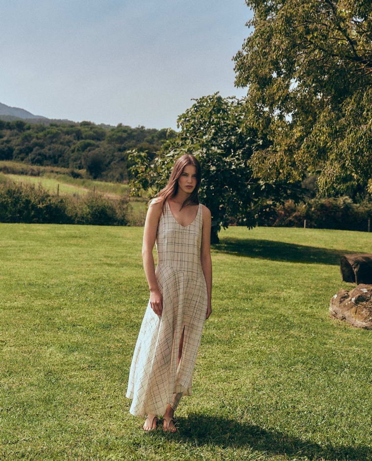 Vestido largo de tirantes con estampado de cuadros y abertura lateral