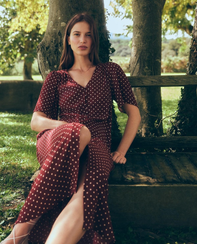 Vestido midi fluido con estampado de lunares y escote de pico