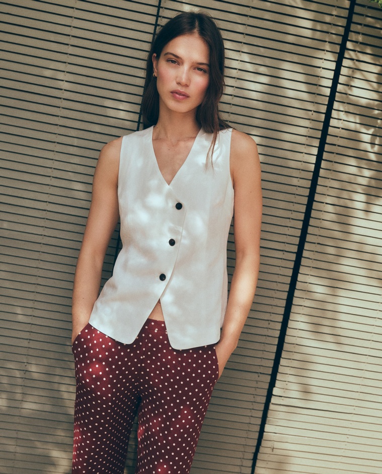 Pantalón fluido de lunares con diseño wide leg en fondo burdeos