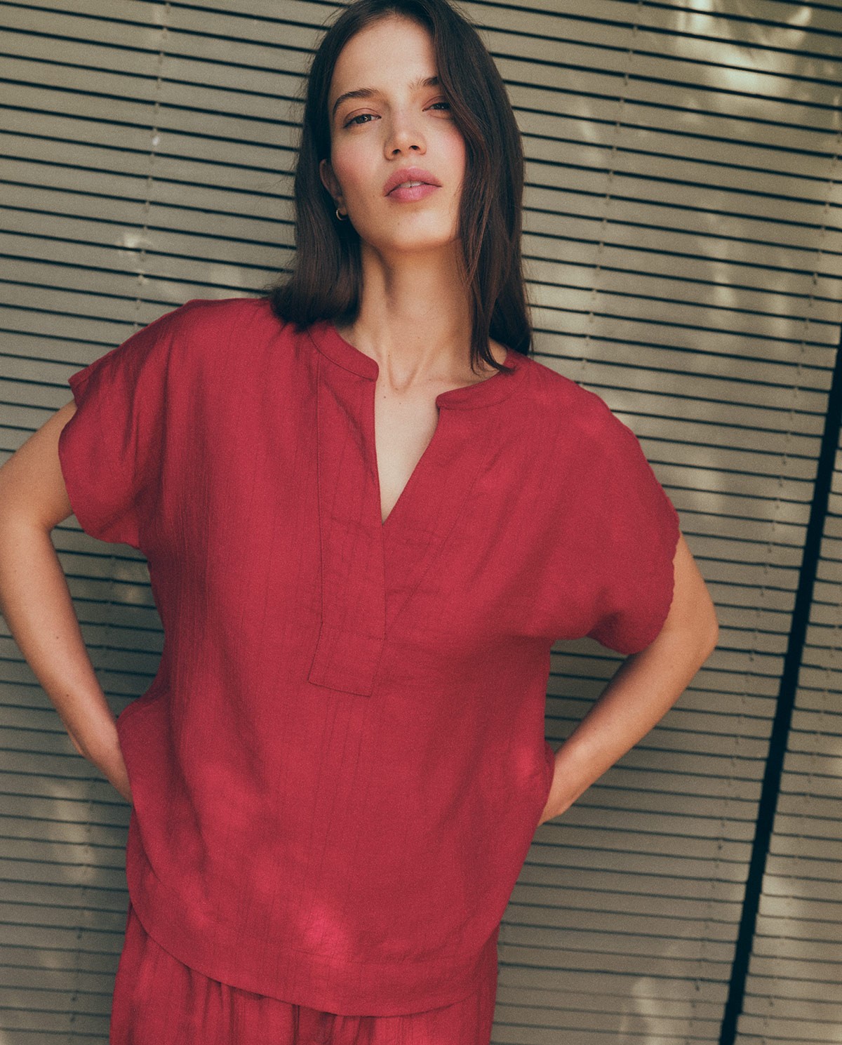 Blusa fluida roja de manga corta con escote de pico y cuello mao