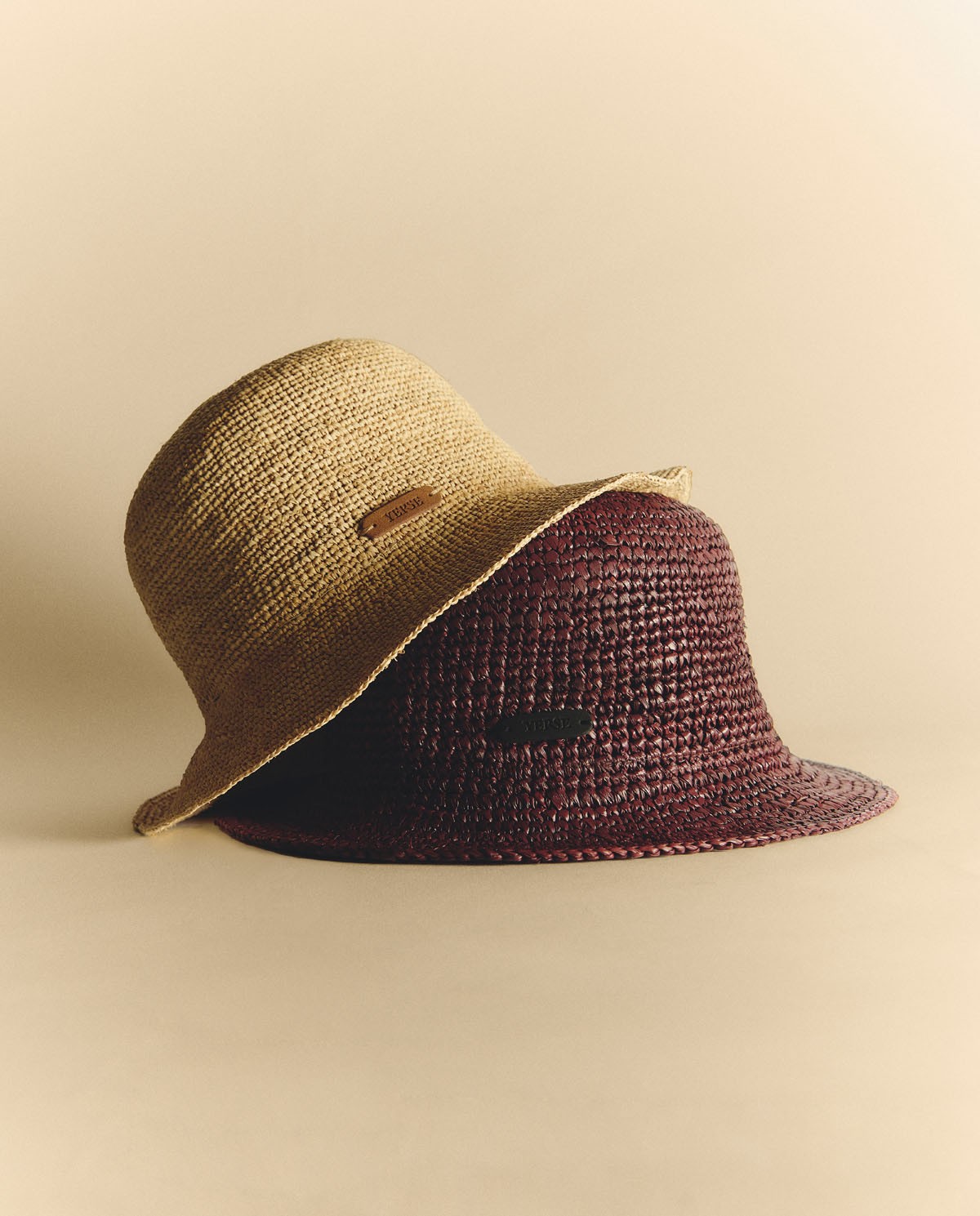 Sombrero bucket de rafia en color natural, vista frontal con detalle del tejido 2