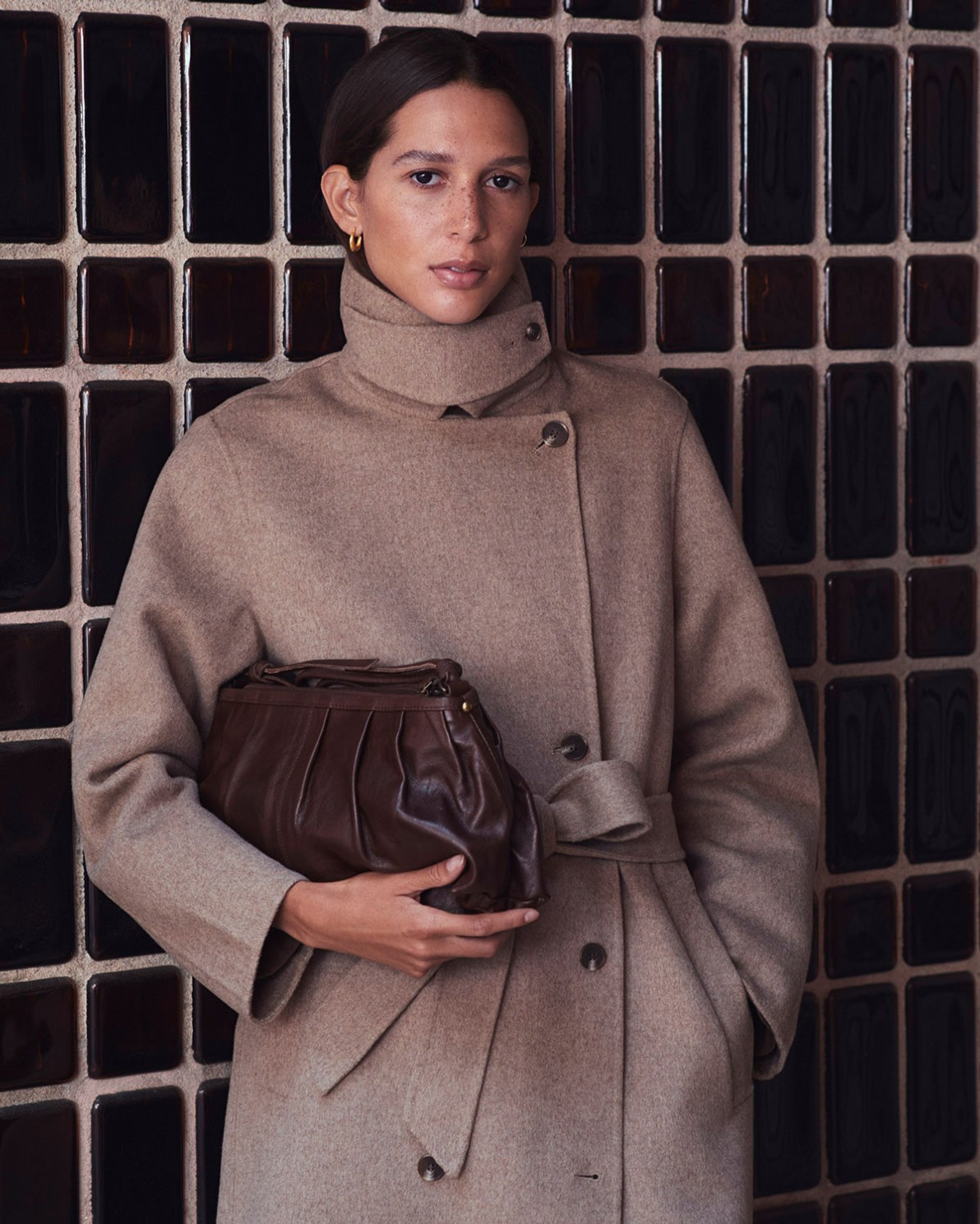 Chocolate 100% leather shoulder bag woman Yerse - Front view