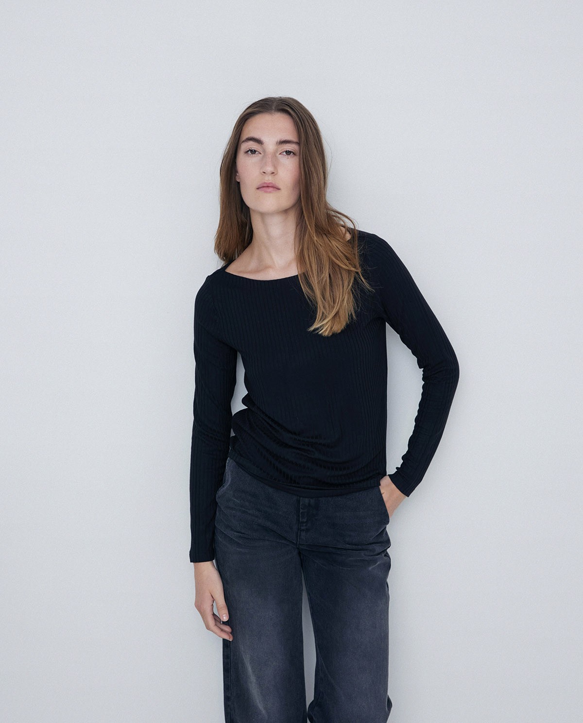 Top negro cuello barco best sale