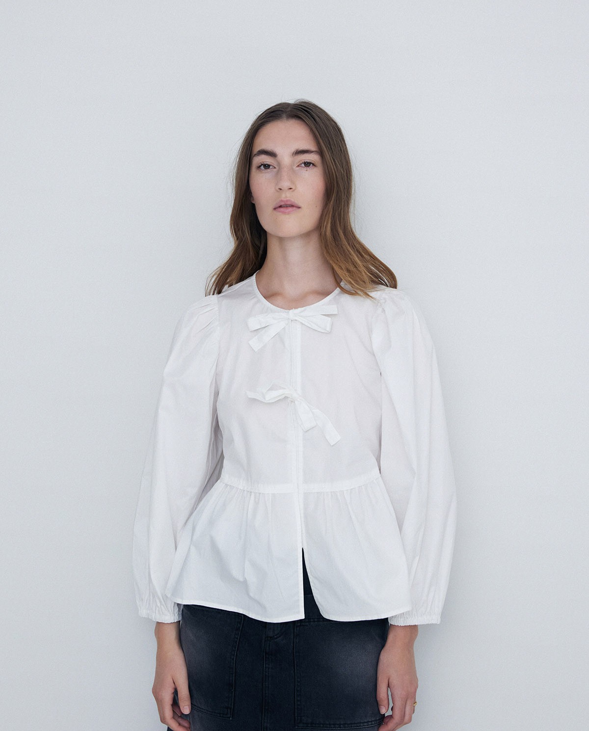 Camisa blanca abullonada best sale