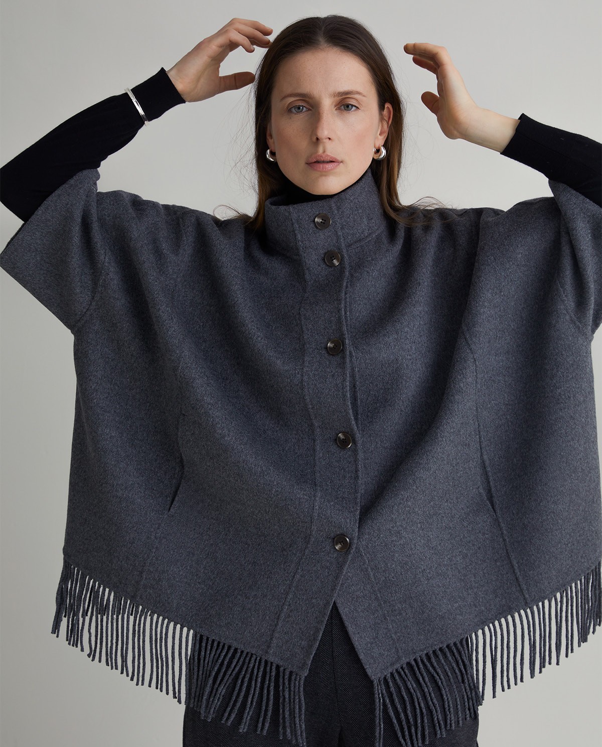 Handmade wool-blend fringed cape grey woman Yerse - Front view