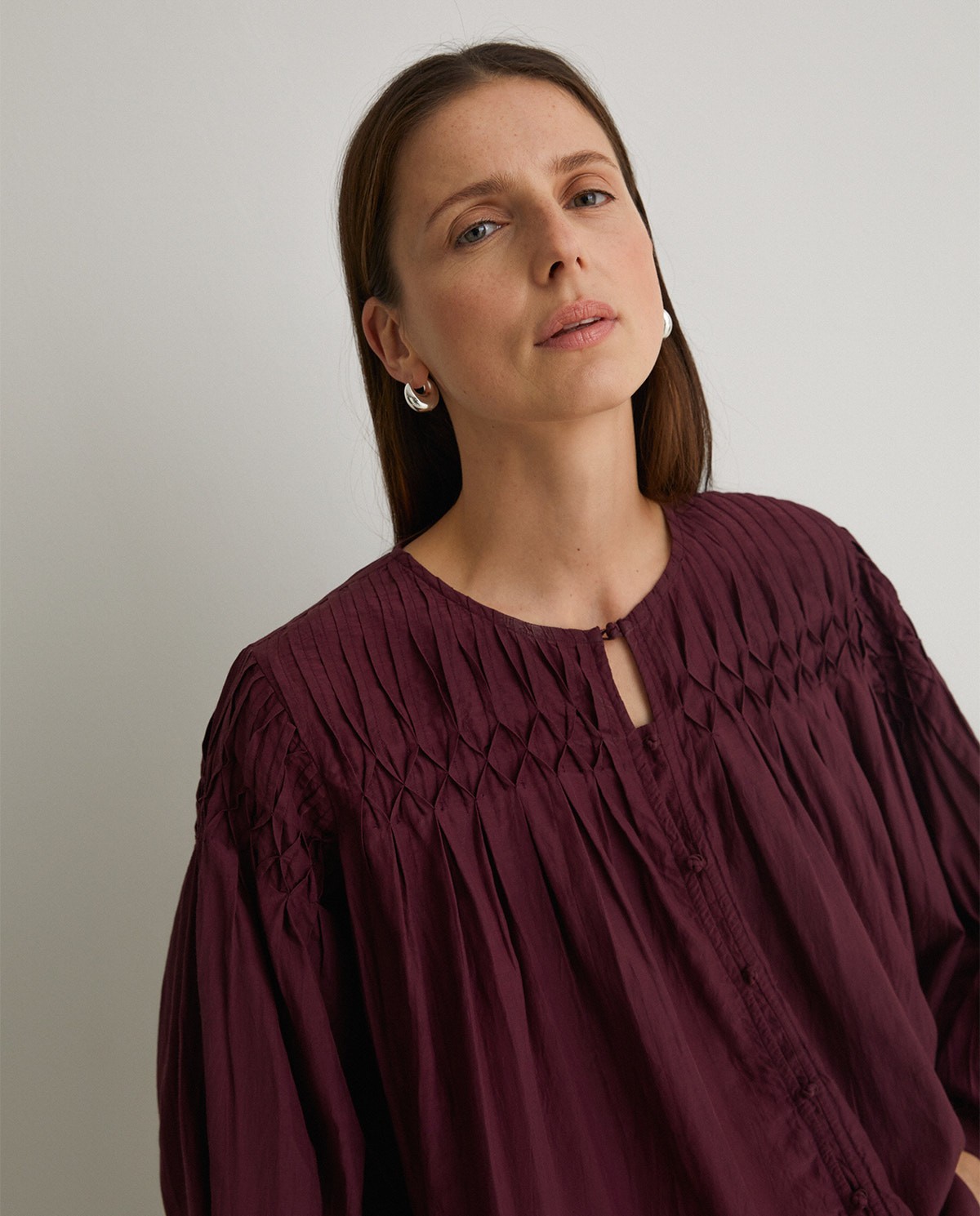Blusa detalle pliegues algodón berenjena - Blusa mezcla de viscosa y algodón