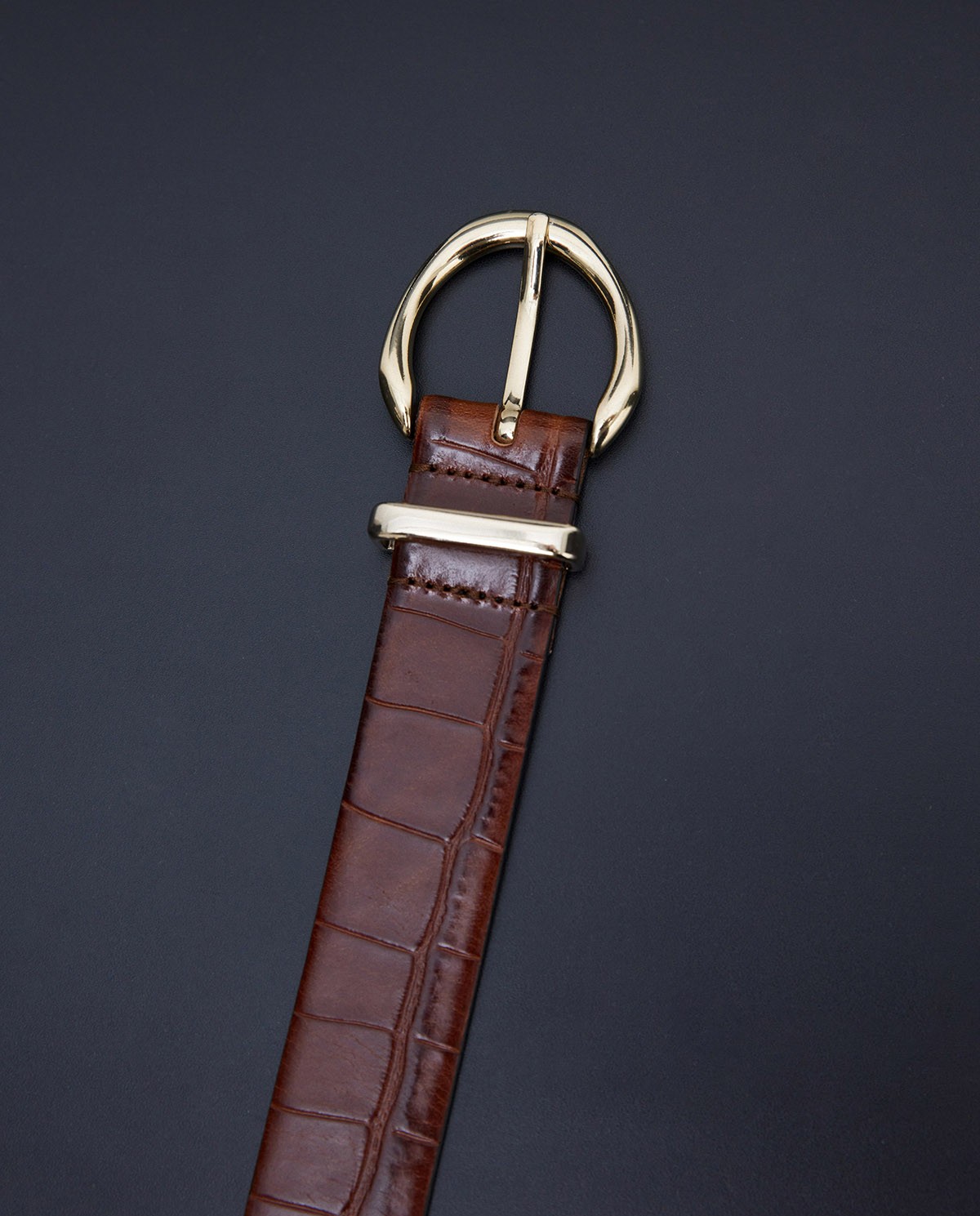 Ceinture en cuir marron à boucle dorée 1