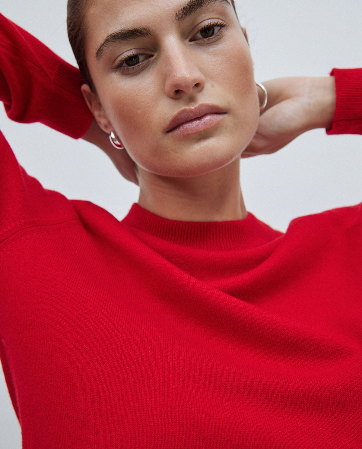 Jersey de cashmere rojo con cuello redondo y manga larga