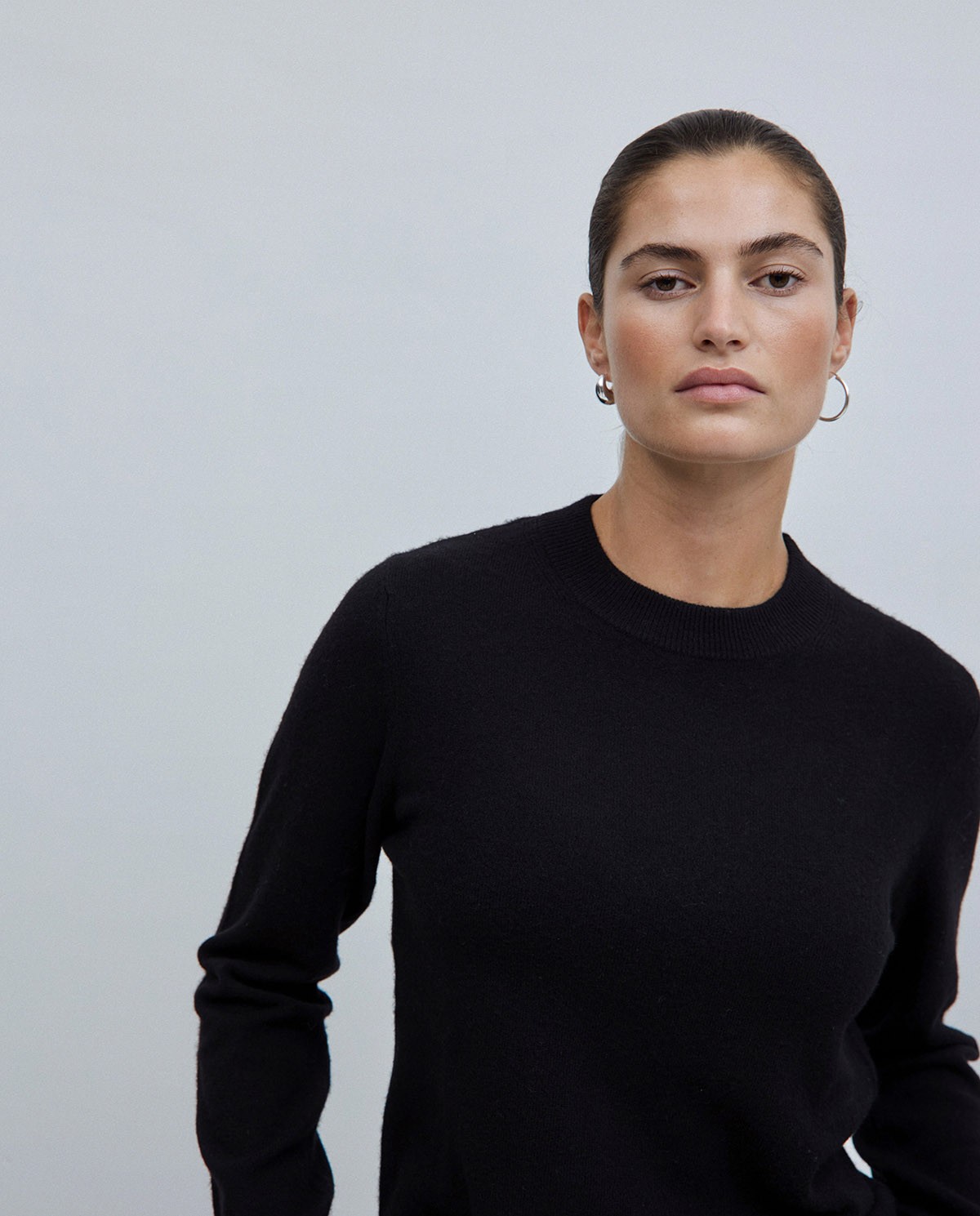 Jersey de cashmere negro con cuello redondo y manga larga