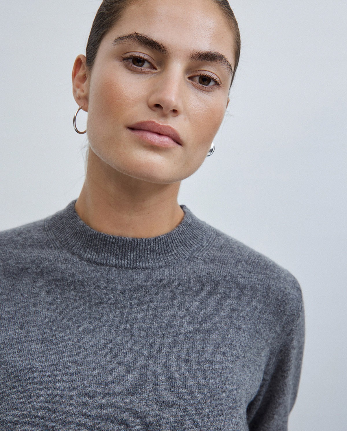 Jersey de cashmere gris claro con cuello redondo y manga larga