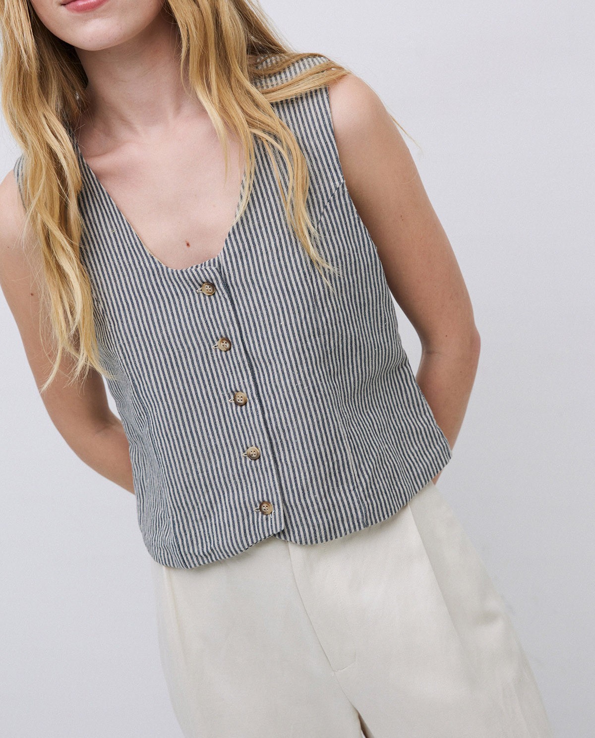Gilet à rayures en mélange de lin grisâtre 1
