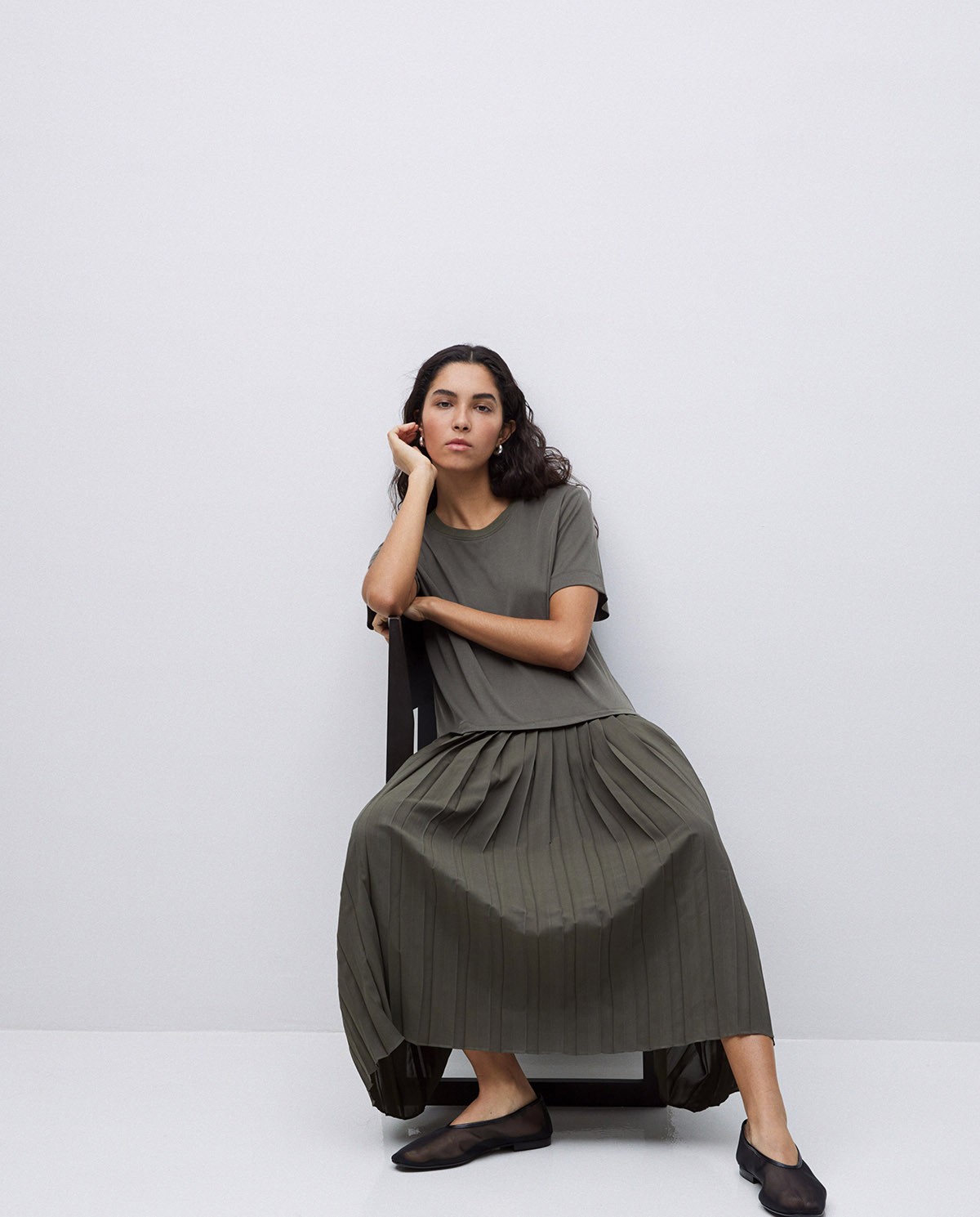 Vestido evasé falda plisada caqui