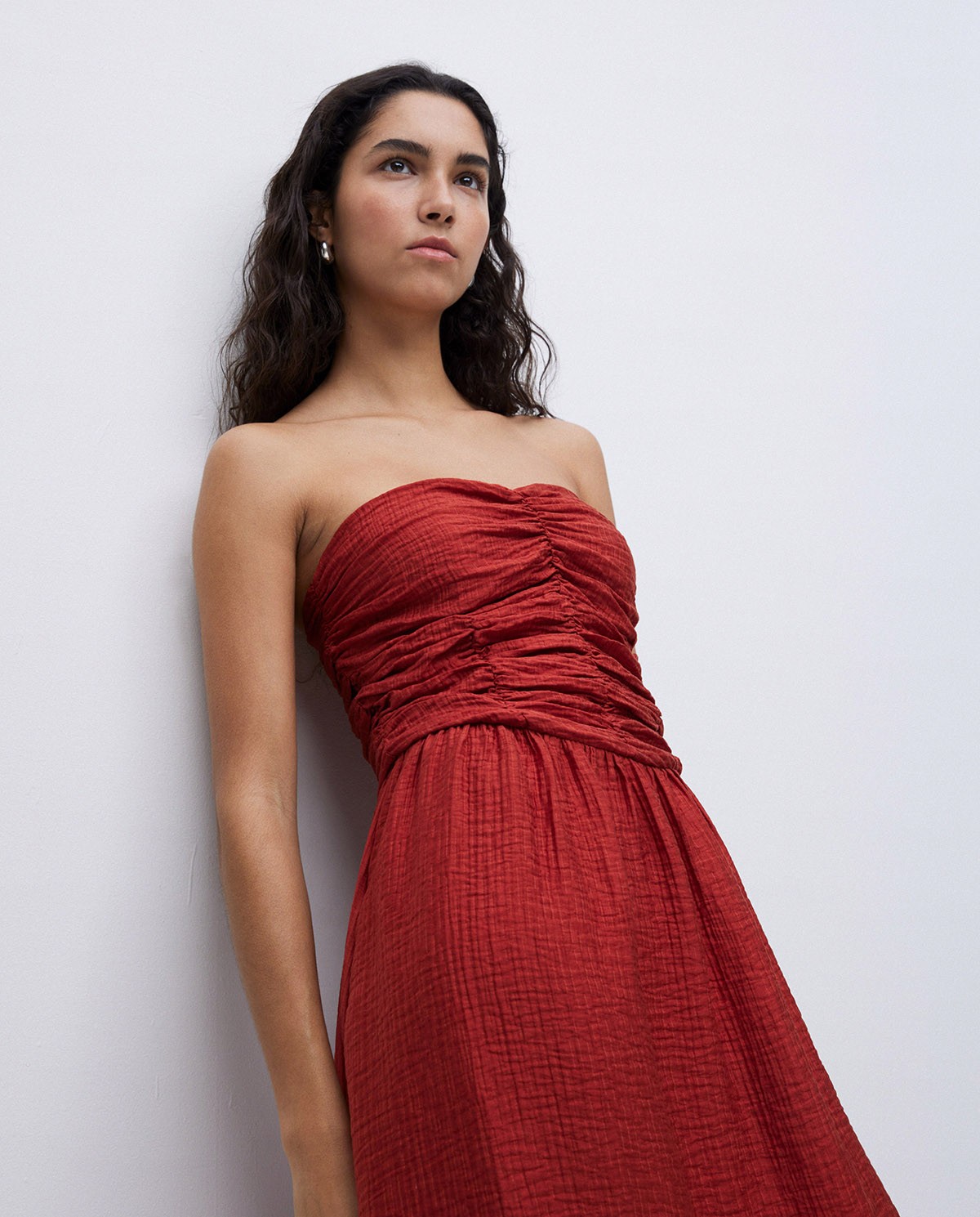 Vestido largo drapeado terracota 4