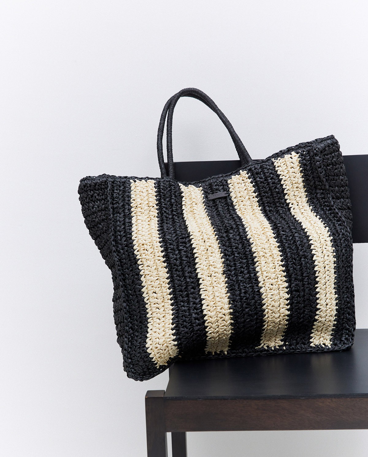 Bolso shopper rafia rayas crudo y negro