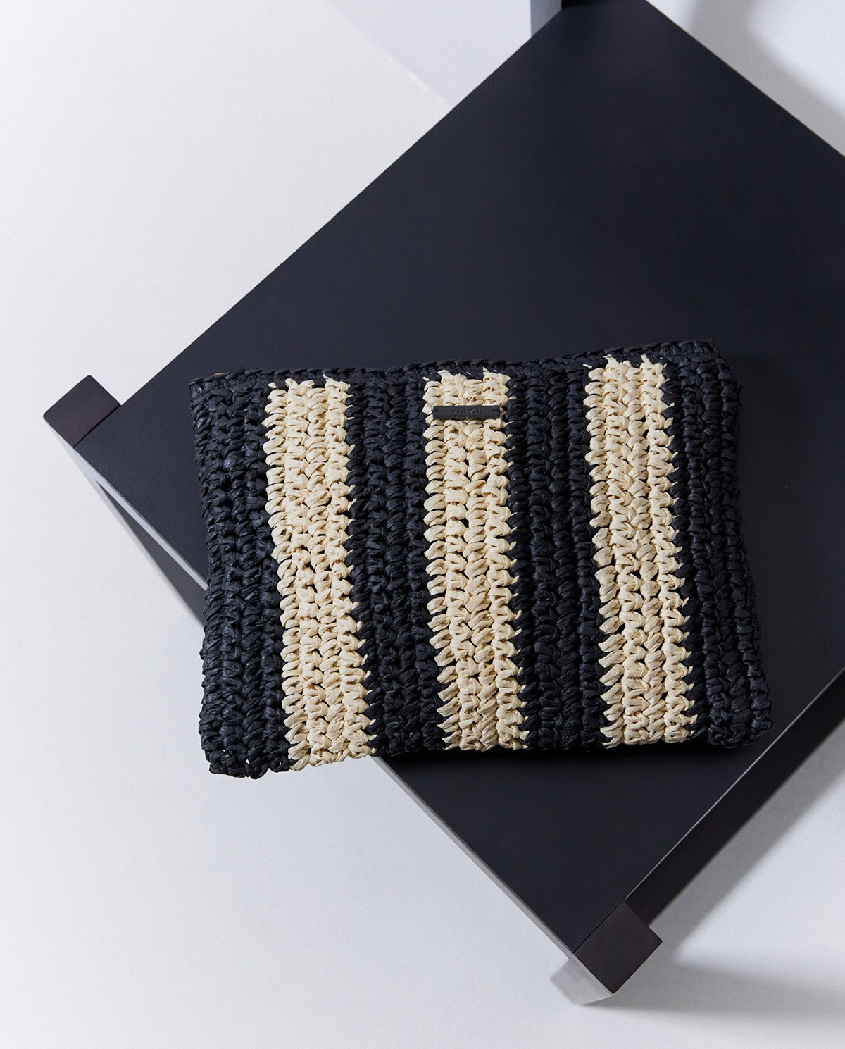 Clutch rafia crudo y negro