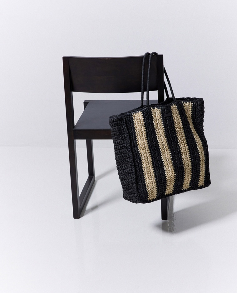 Bolso shopper rafia rayas crudo y negro