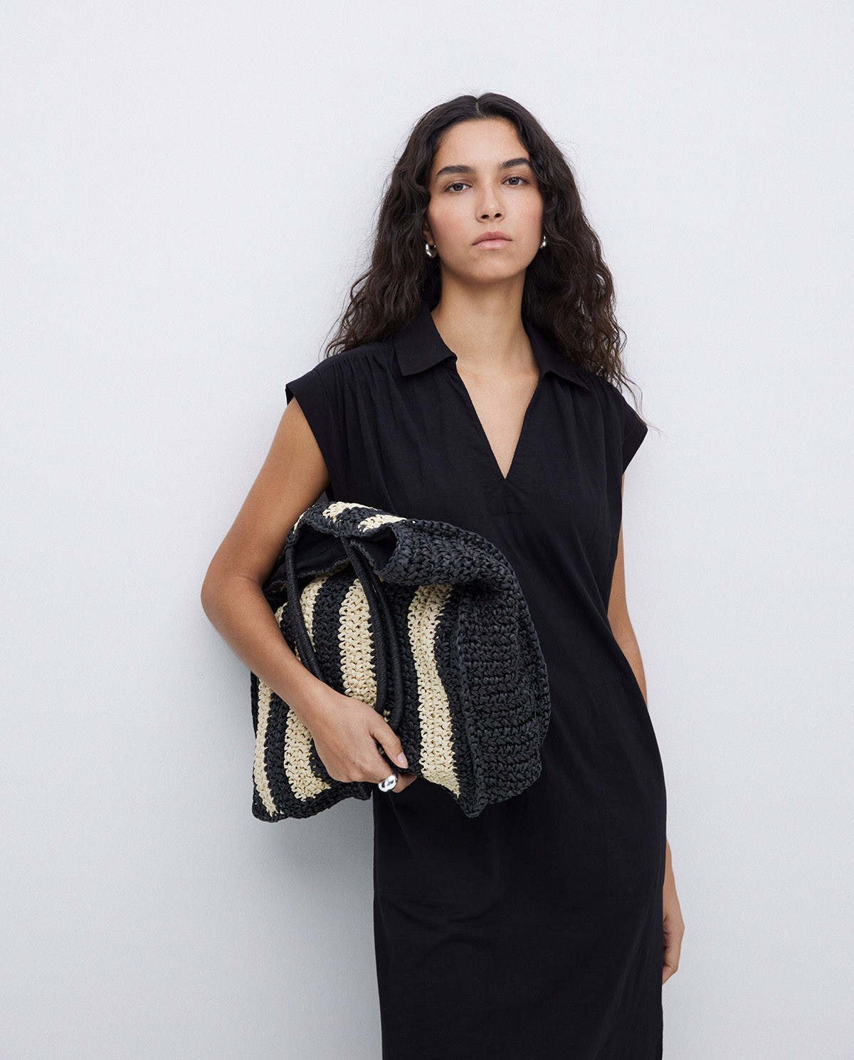 Bolso shopper rafia rayas crudo y negro