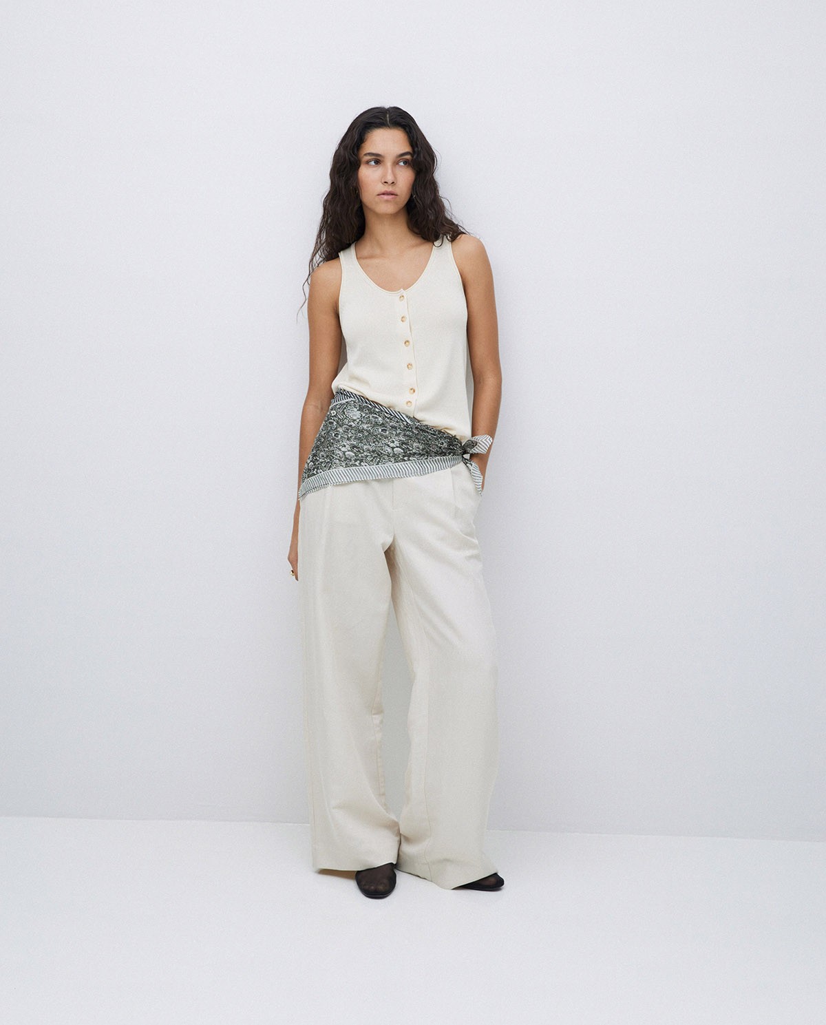 Top botones escote redondo beige 7