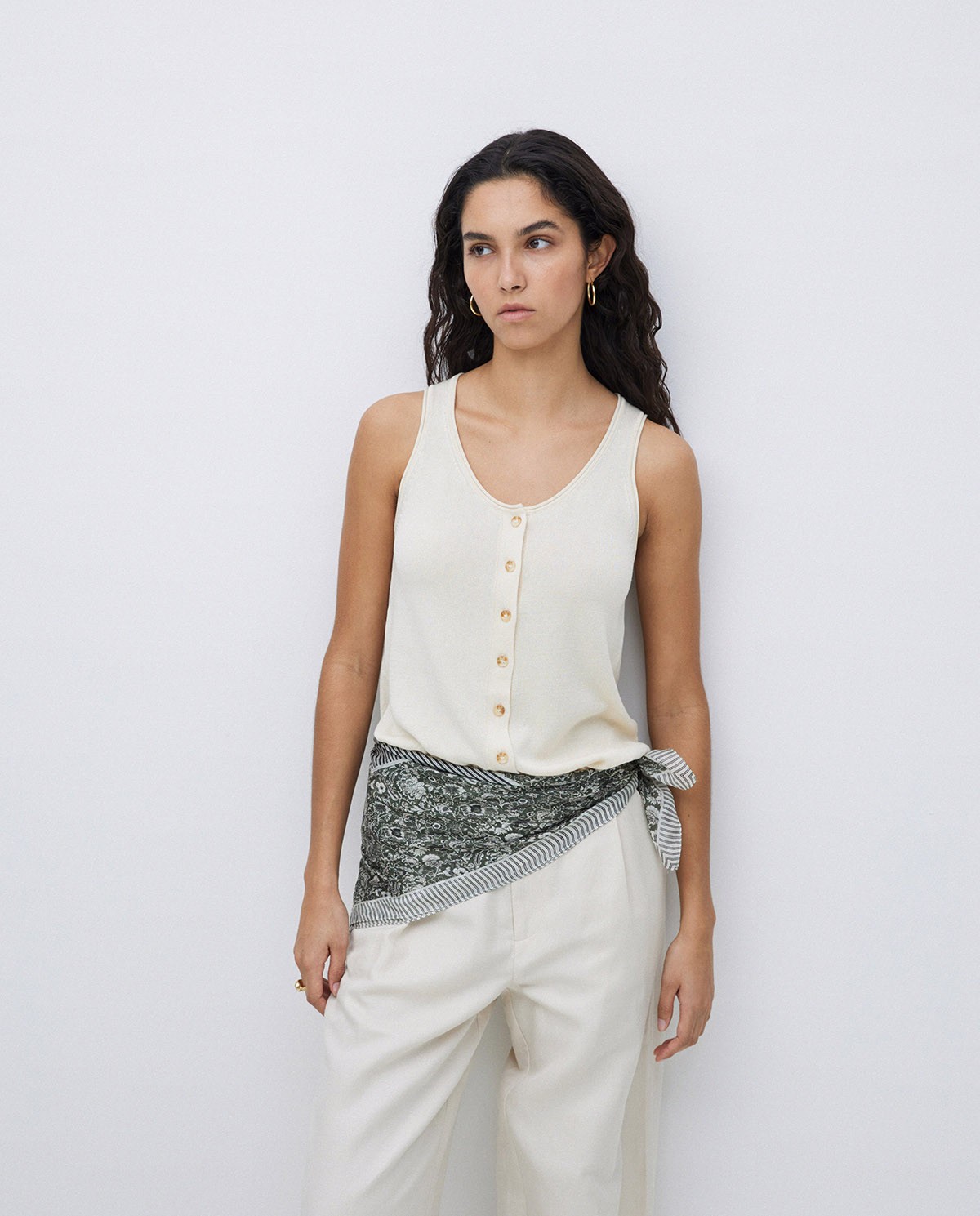 Top botones escote redondo beige