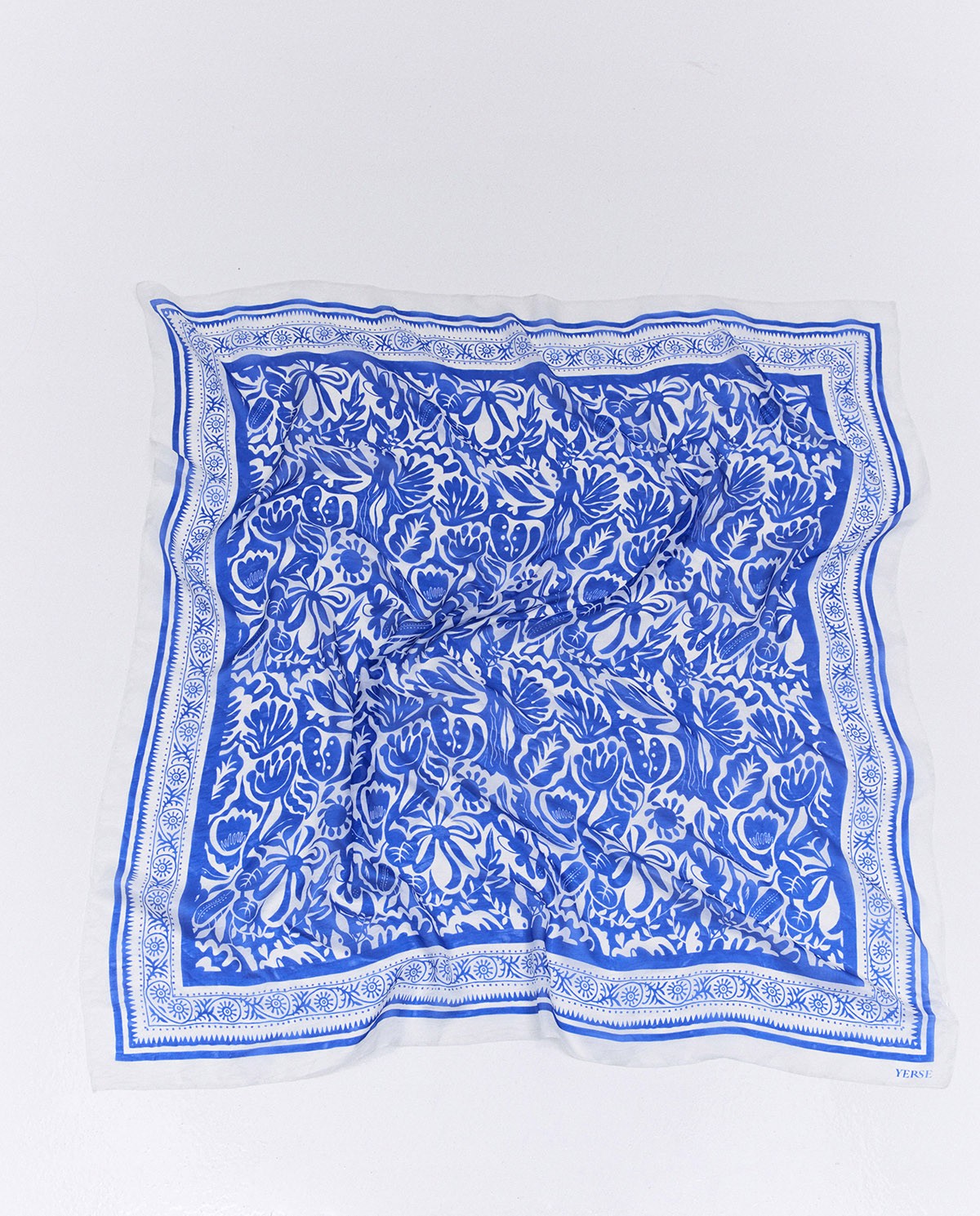 Foulard bleu en soie 5