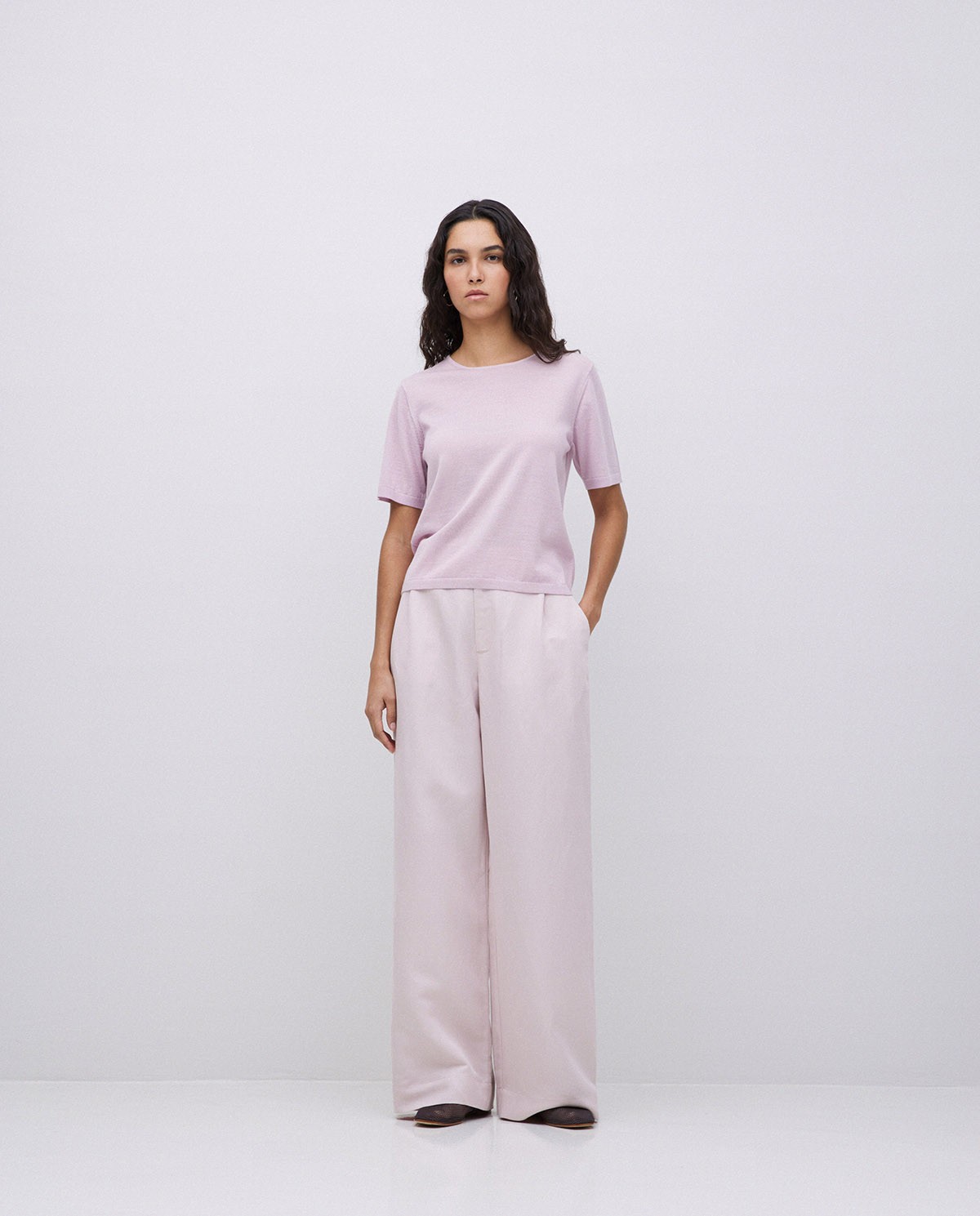 Cárdigan de mujer confeccionado en lana merino 100%. Diseño recto con escote redondo, manga larga y cierre de botones. Suavidad, abrigo y estilo natural. 3