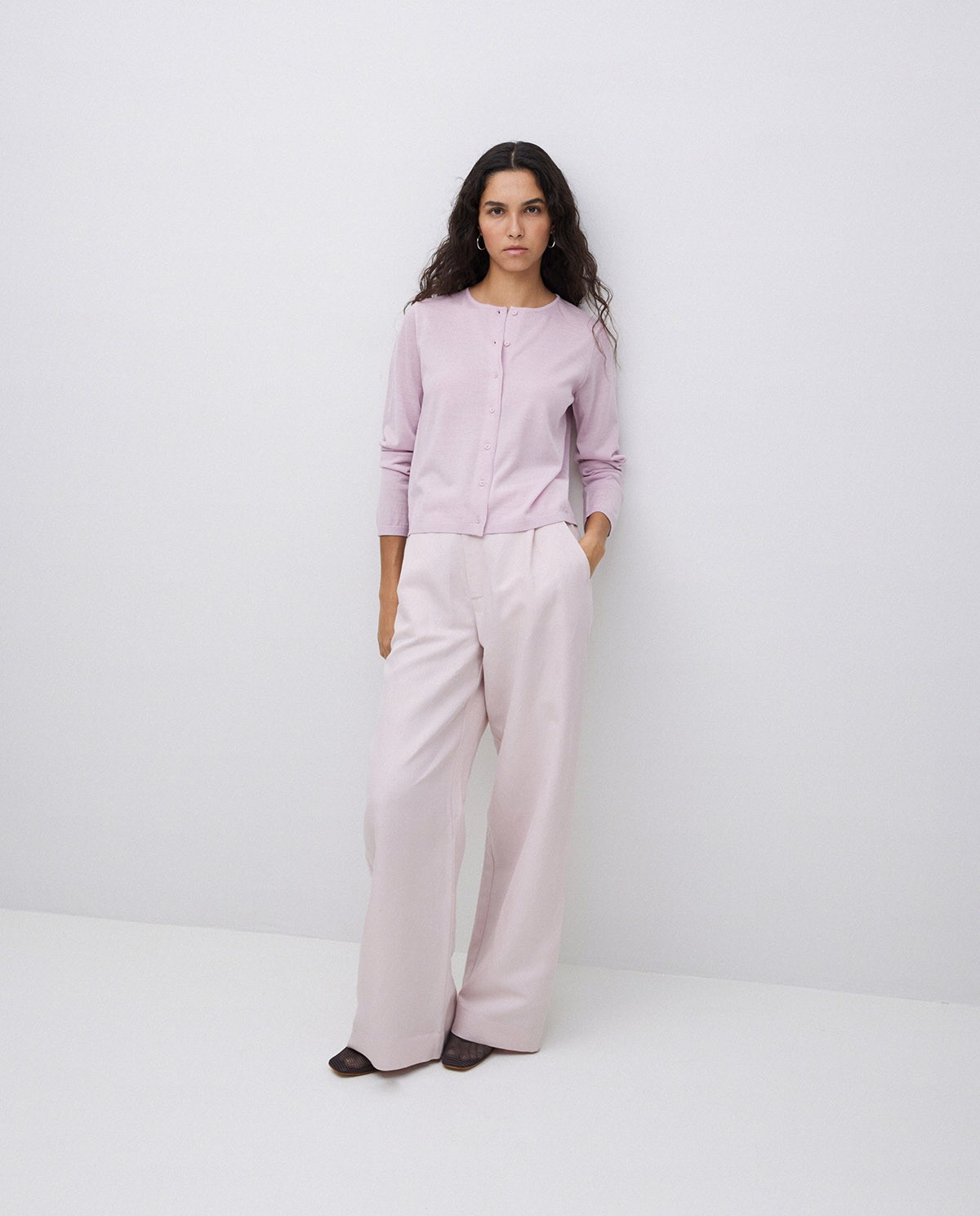 Women’s cardigan made from 100% merino wool. Straight cut with crew neck, long sleeves and button fastening. Warm, soft and naturally elegant. 4