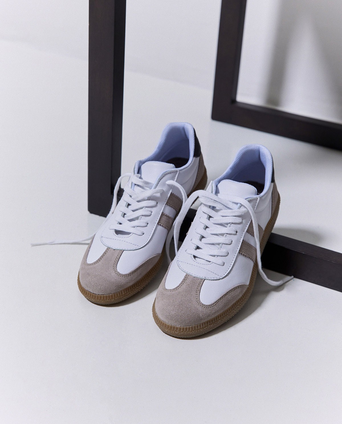 Deportivas de piel blanco