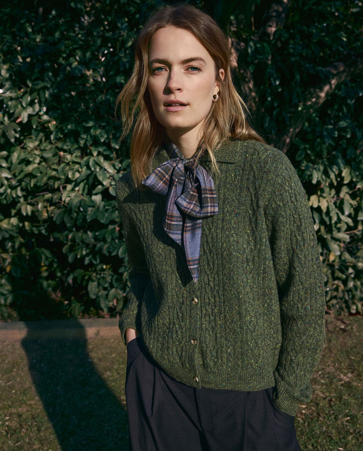Cárdigan de punto tweed trenzado verde, vista frontal con detalle del tejido