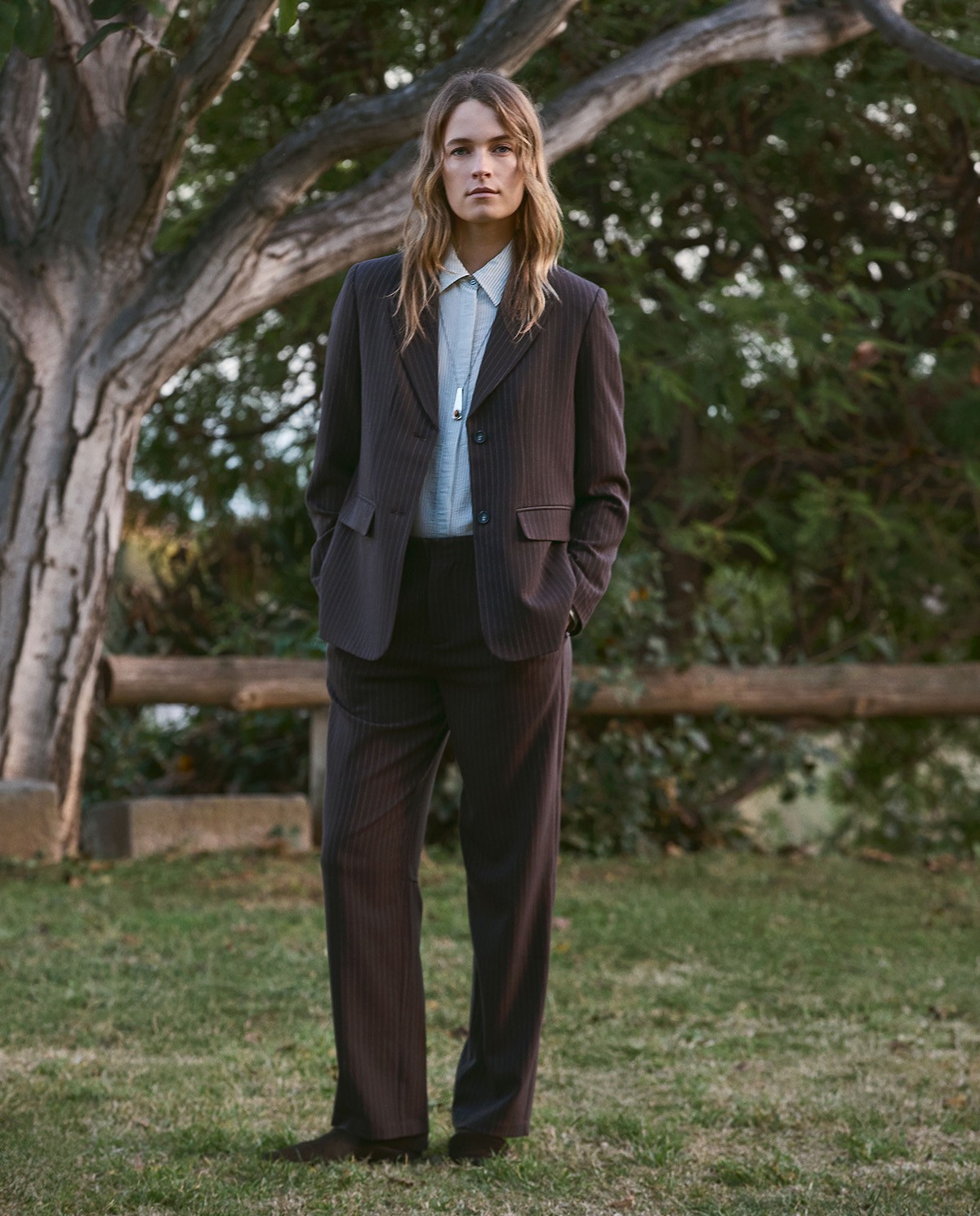 Pantalones de traje rectos con raya diplomática, vista frontal con detalle del tejido jacquard