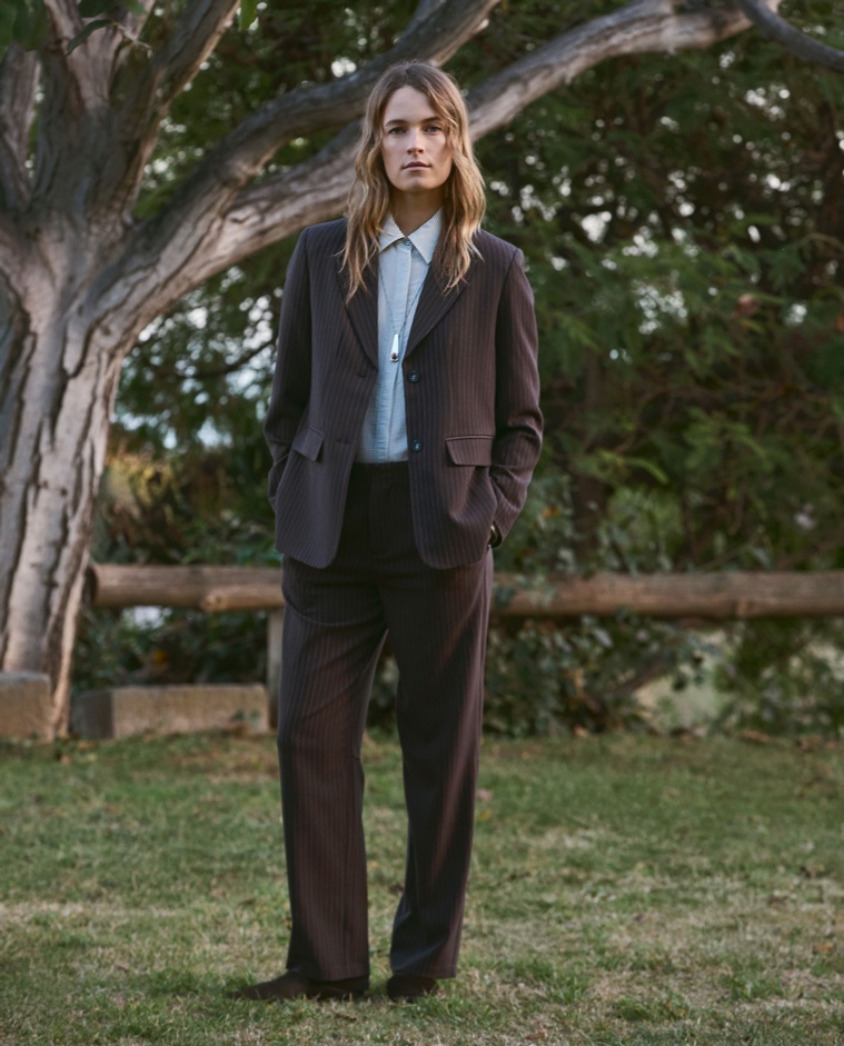 Pantalones de traje rectos con raya diplomática, vista frontal con detalle del tejido jacquard