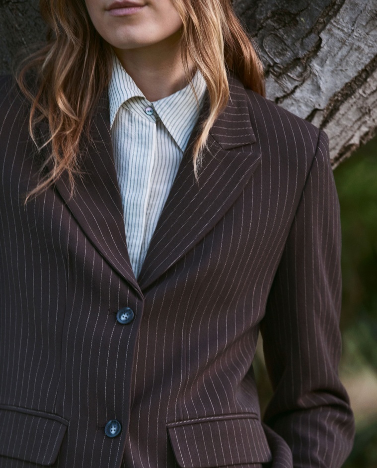 Americana de traje con raya diplomática, vista frontal con detalle del tejido jacquard