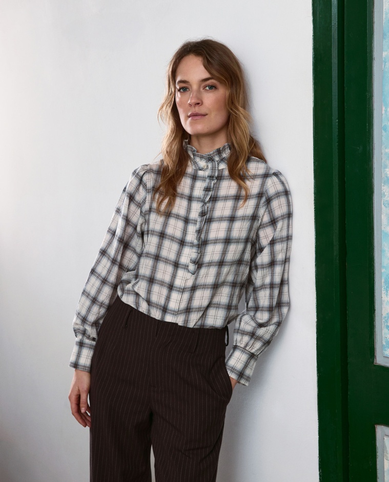 Camisa de cuadros con detalle de volante