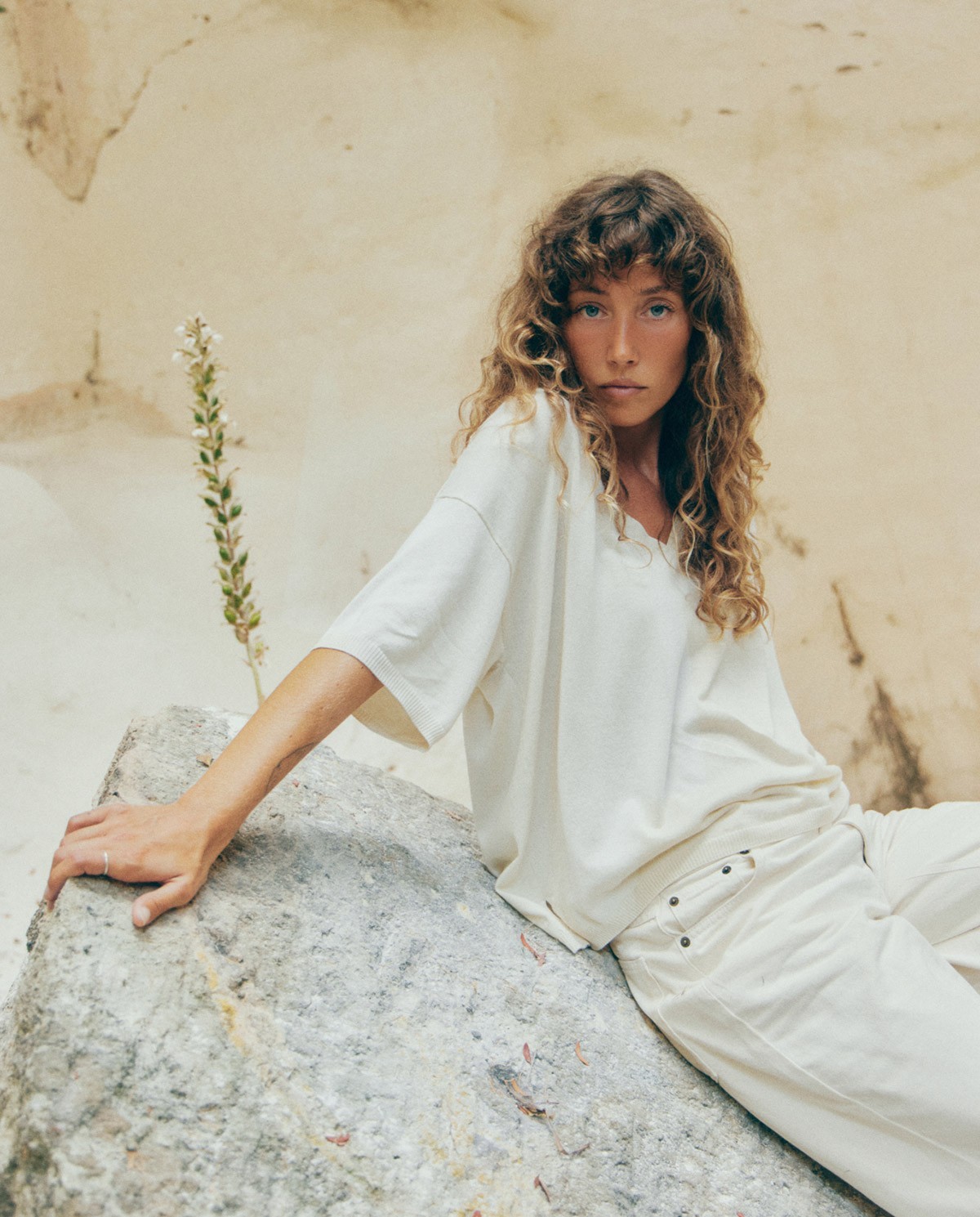 Jersey manga corta escote pico crudo mujer Yerse - Detalle frontal