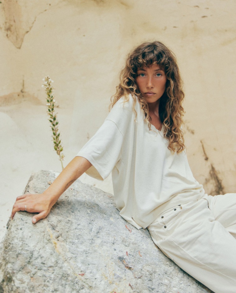 Jersey manga corta escote pico crudo mujer Yerse - Detalle frontal