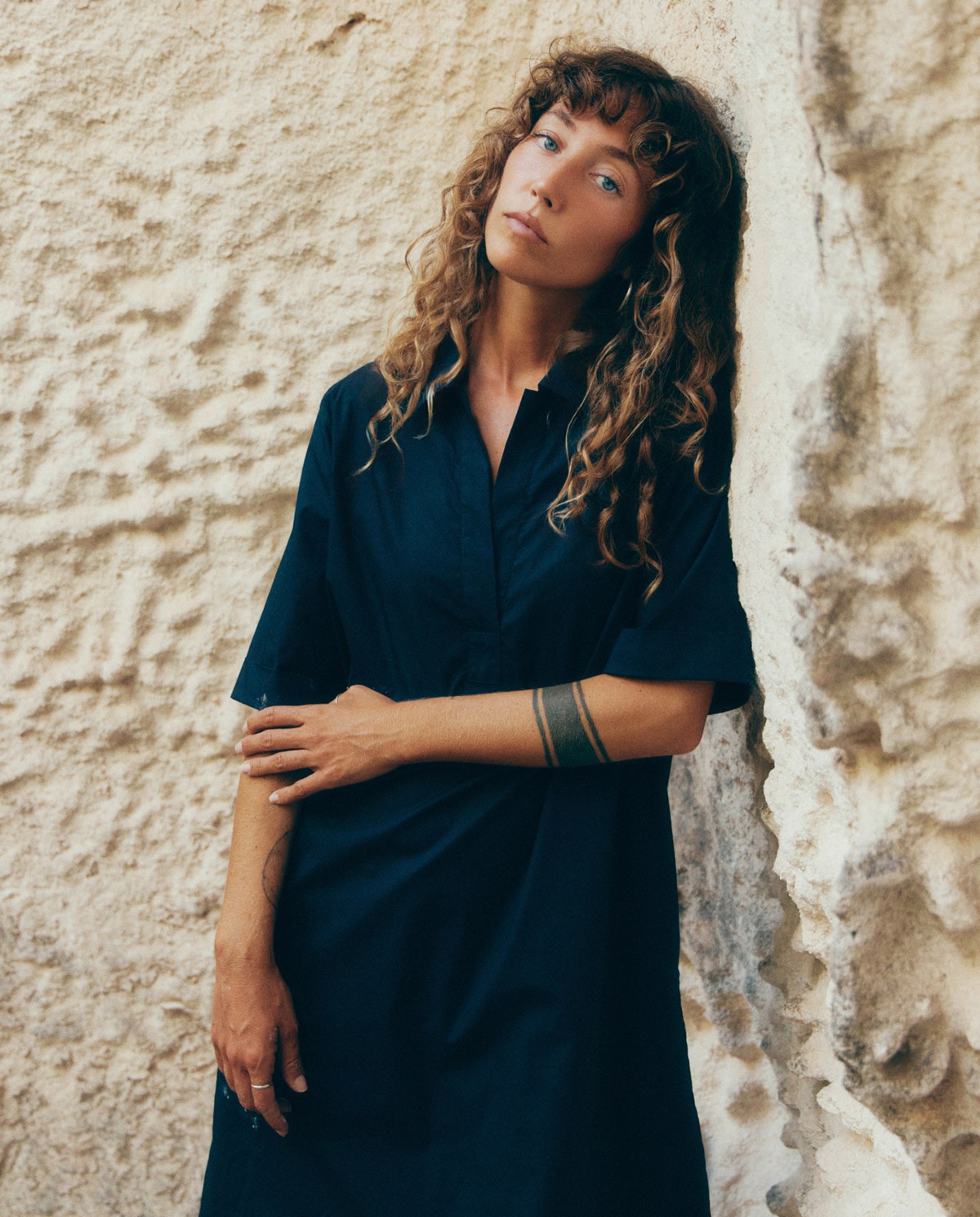 Vestido camisero azul oscuro 100% algodón – cuello polo, manga corta y corte recto 1