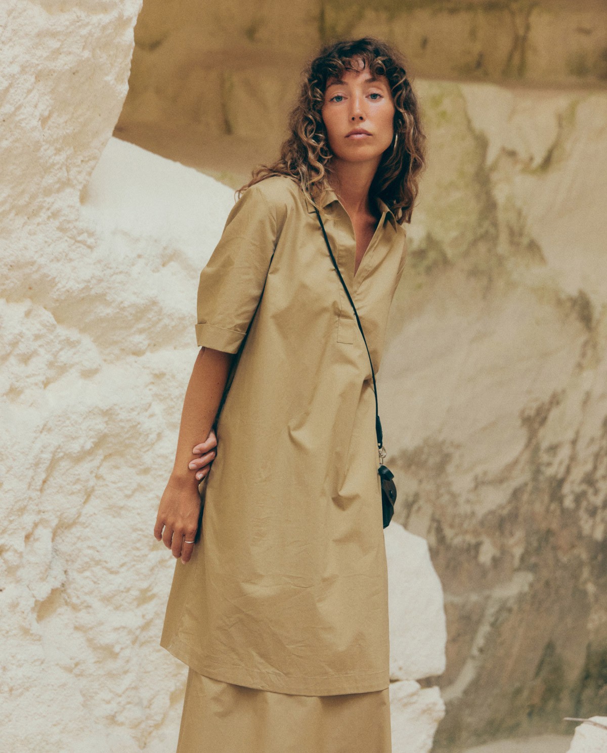 Vestido camisero 100% algodón beige para mujer – cuello polo, corte recto y manga corta 1