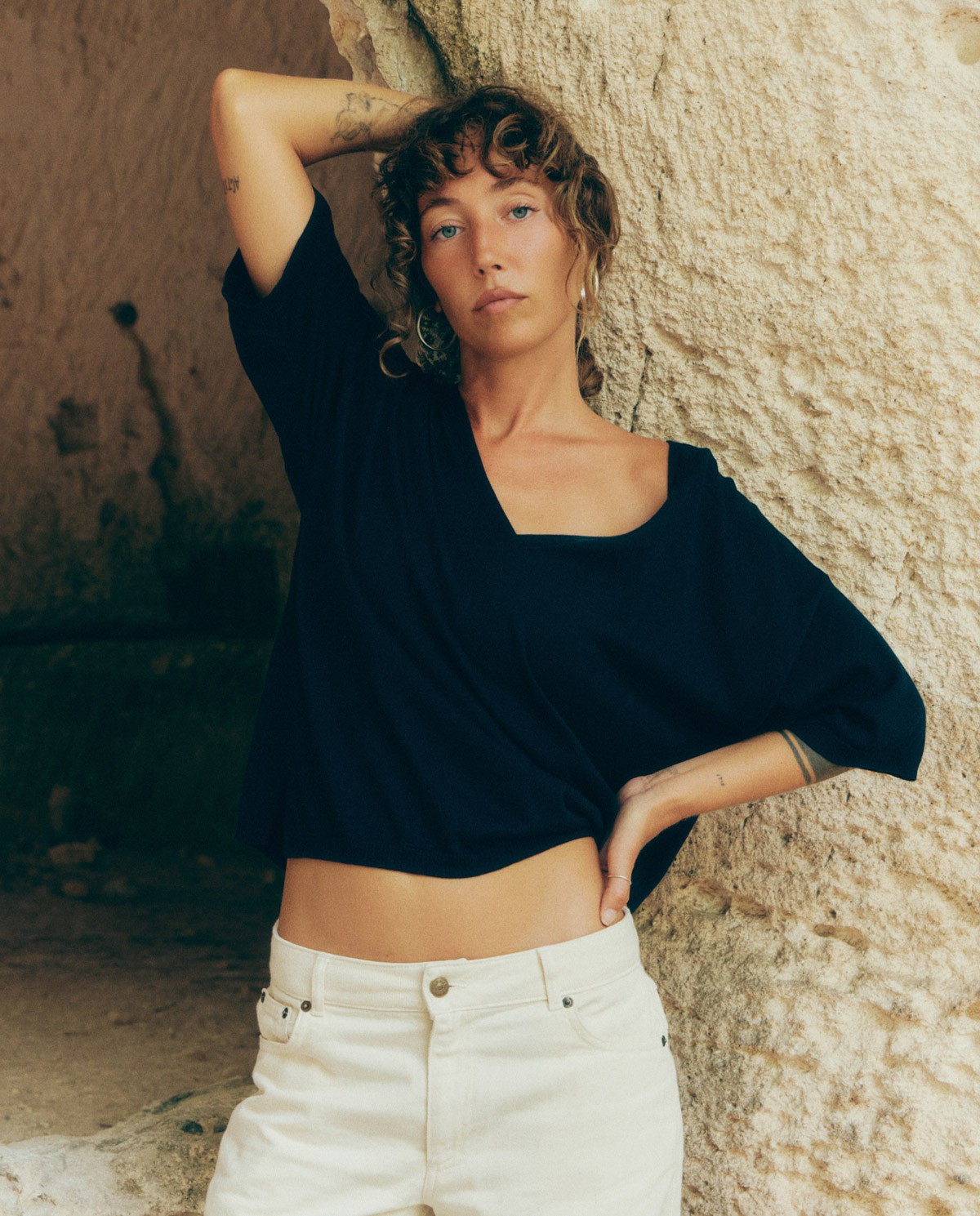 Pull femme manches courtes – col en V, modal et coton, fentes latérales et finition côtelée 6