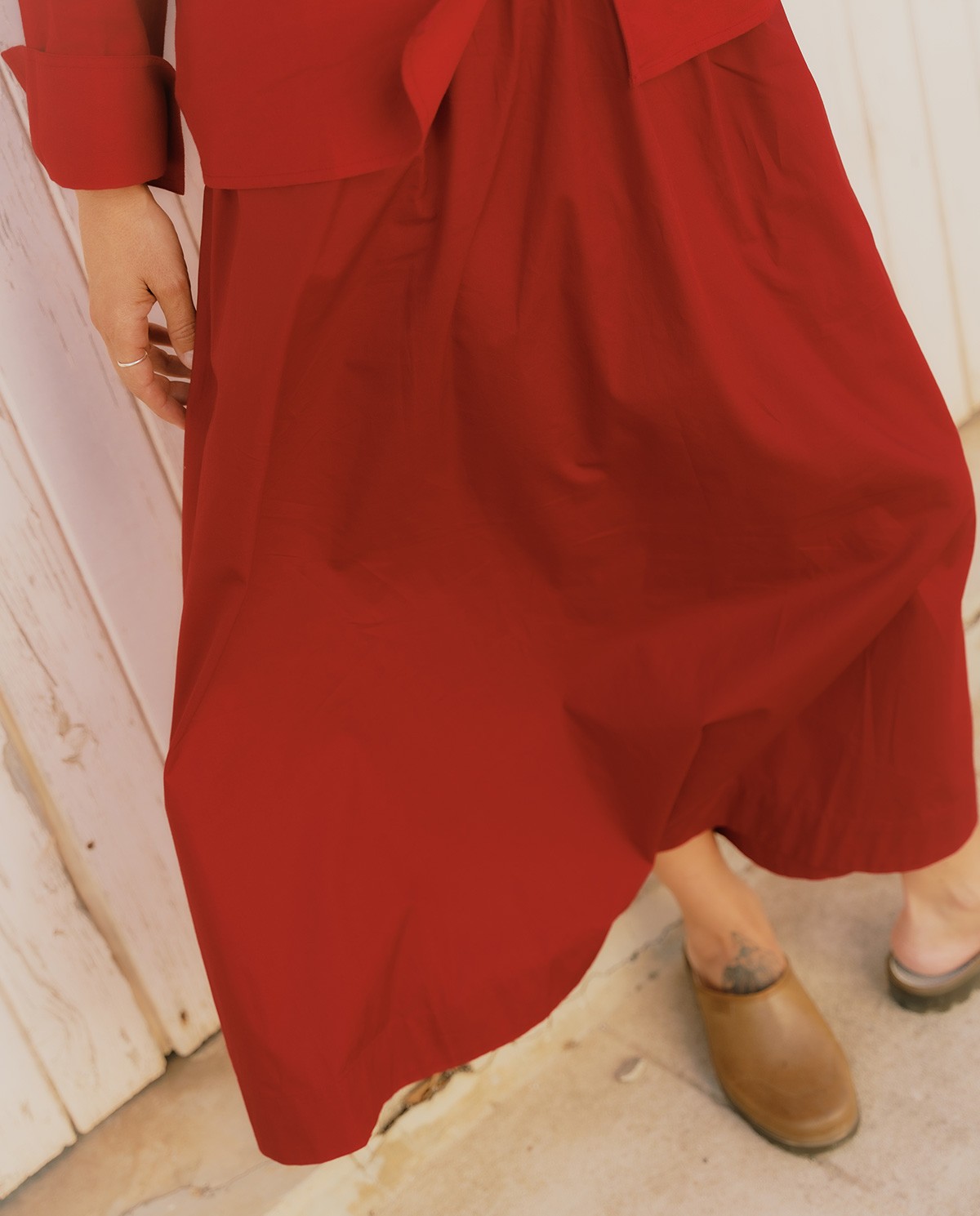 Falda midi popelin en color rojo 1