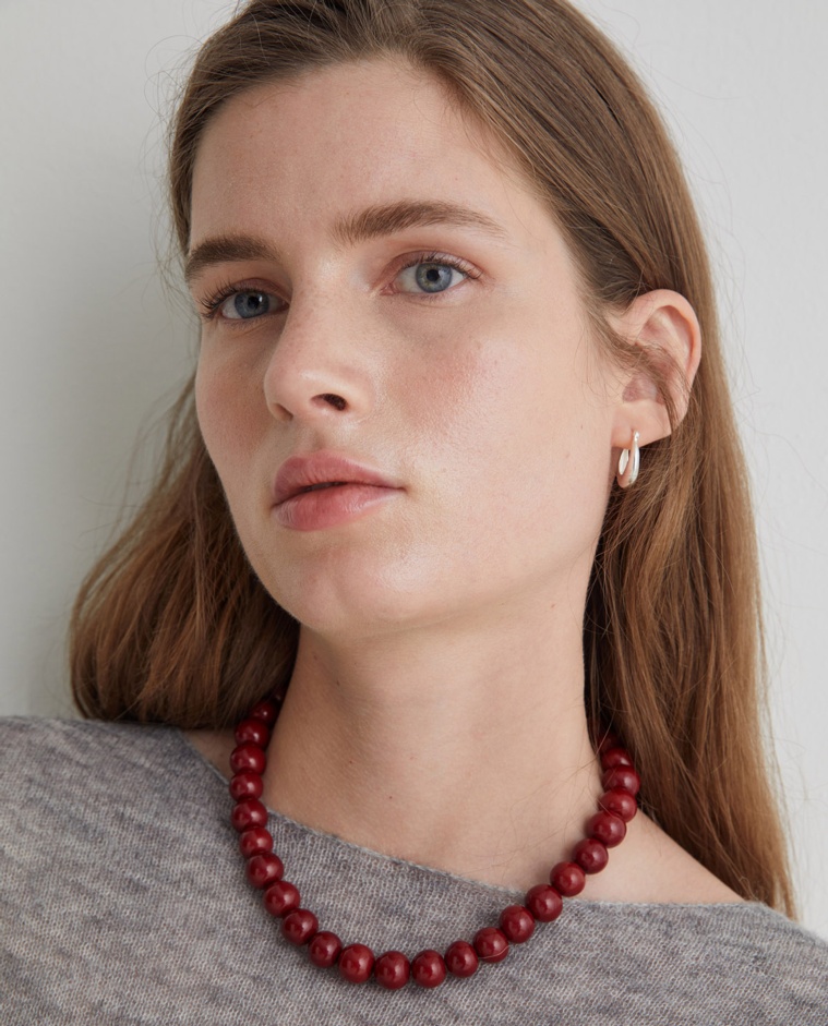 Burgundy resin beaded necklace with adjustable chain and lobster clasp – Yerse accessory