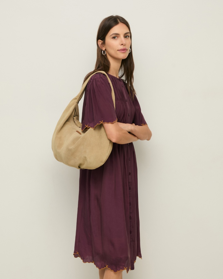 Bolso hobo de ante en color camel, vista frontal con detalle del tejido