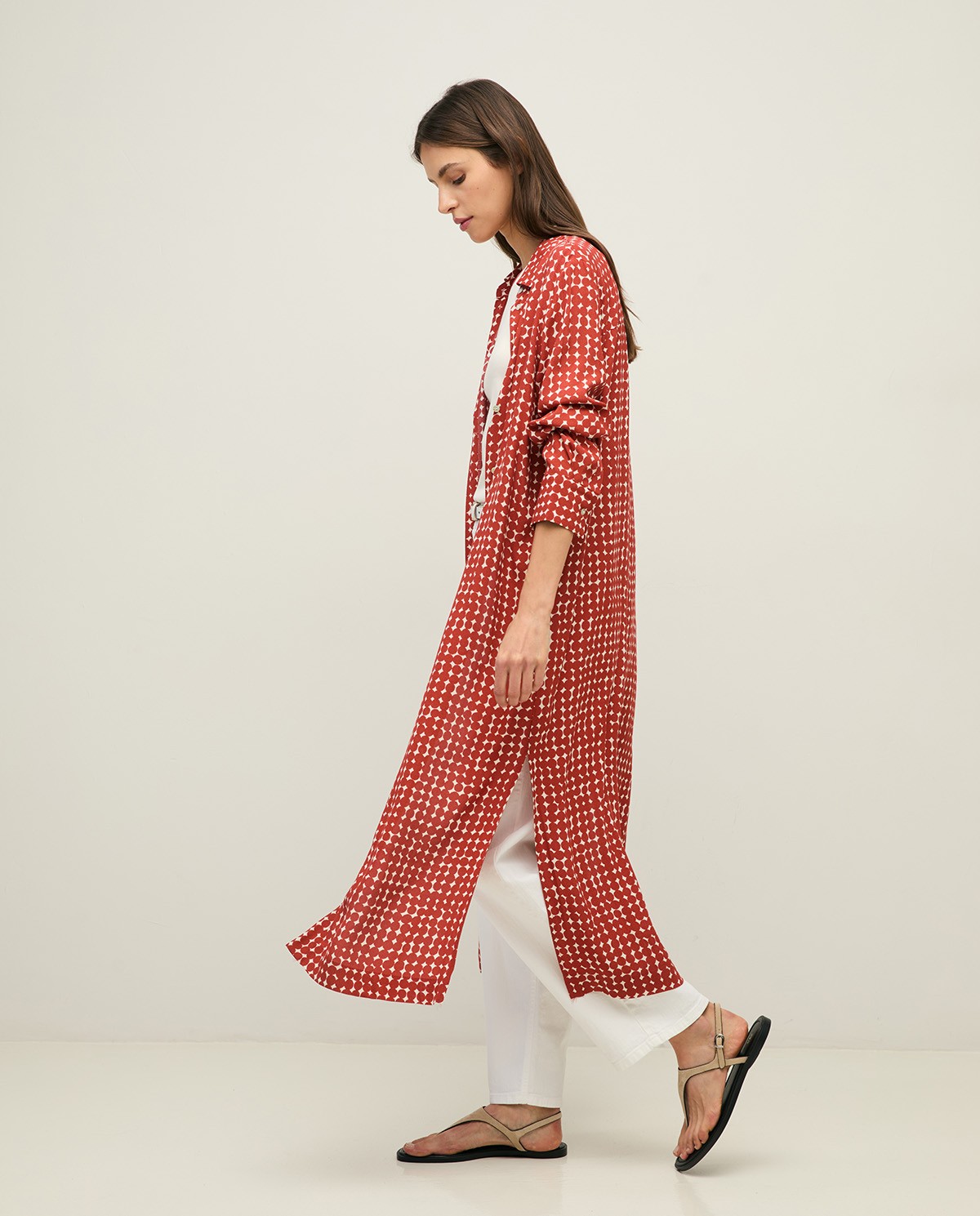 Vestido camisero estampado en color Rojo oscuro, vista frontal con detalle del tejido