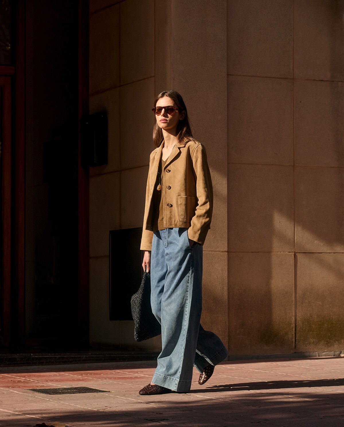 Chaqueta de ante cuello solapa en color camel, vista frontal con detalle del tejido 7
